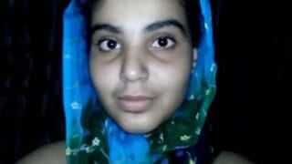 Desi muslim girl showing her boobs Indian MMS