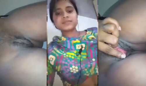 Hot Desi Girl Showing her small pussy Indian MMS