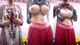 Pakistani girl showing big boobs video call Indian MMS