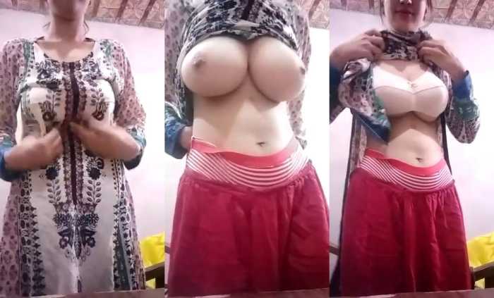 Pakistani girl showing big boobs video call Indian MMS