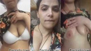 Sexy indian girl showing her nude Indian MMS