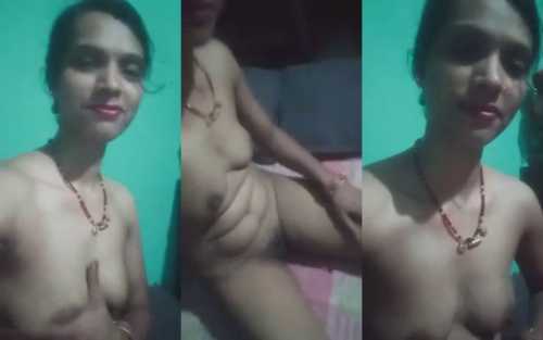 Slim village bhabhi makes nude showing Indian MMS